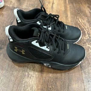 Under Armour basketball shoes, size 4.5 youth